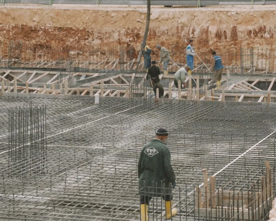 רשת ברזל זיון ויסודות בטון באתר בנייה לפני יציקה